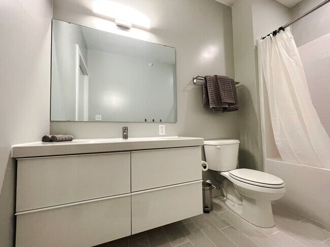 Building Photo - 2530 University Ave