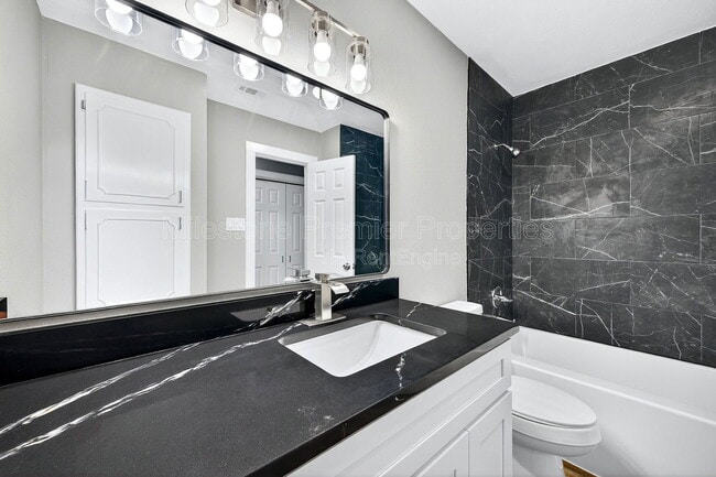 Building Photo - 3014 Jennifer Ave