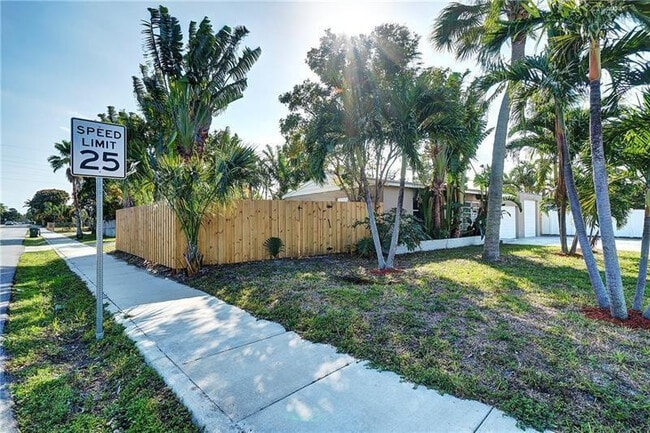 Building Photo - 1598 NE 36th St