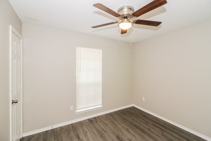 Building Photo - 12921 Robin Cir