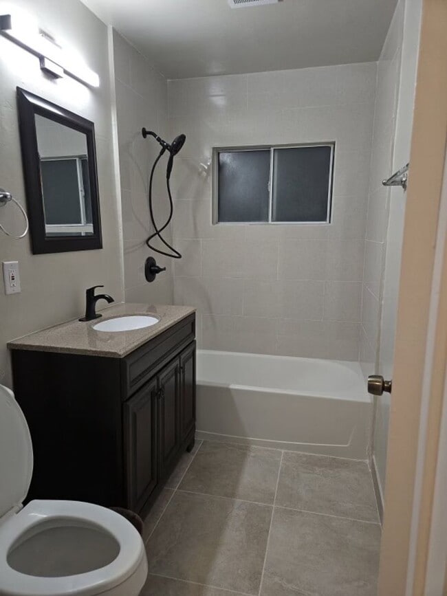Building Photo - Spacious 2 bedroom