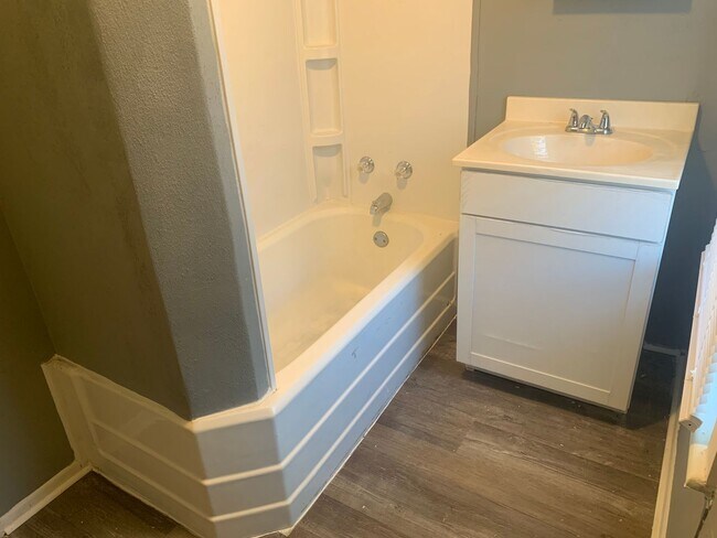 Building Photo - 3 Bed 1 Bath Home