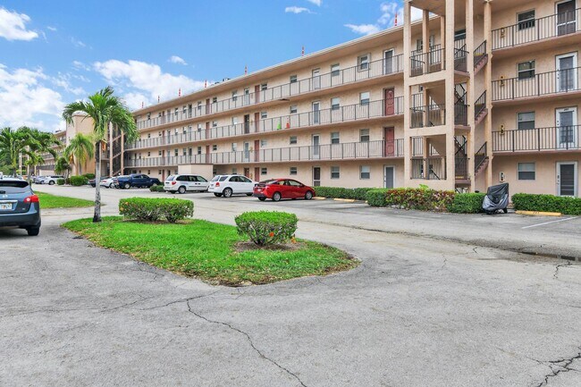 Building Photo - 711 Lori Dr