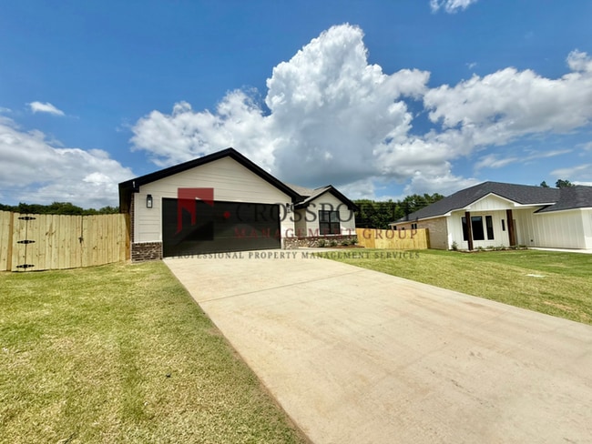 Building Photo - Beautiful 3 Bedroom 2 Bathroom Home!