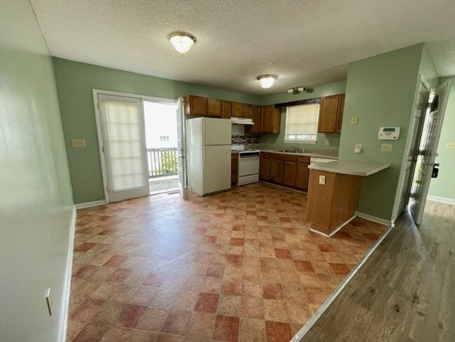 Building Photo - READY TO MOVE IN! 3 BEDS/2 BATHS!