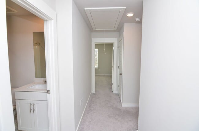 Building Photo - Beautifully Maintained Townhome in a Prime Location