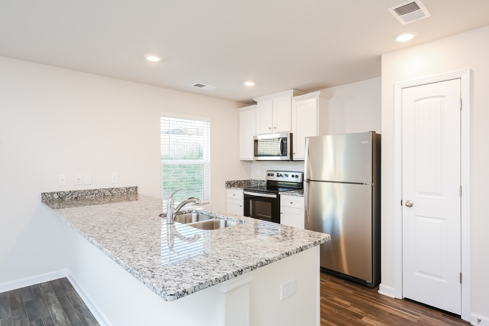 Building Photo - 2149 Southlea Dr
