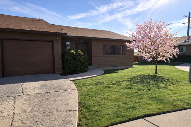 Building Photo - Pra3406