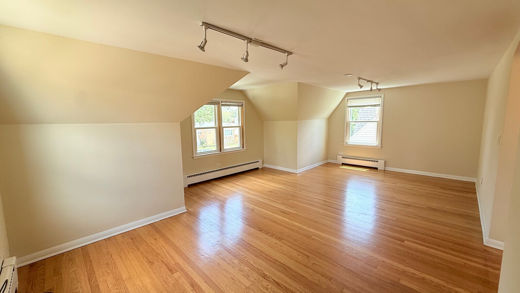 Building Photo - 3030 N Oleander Ave