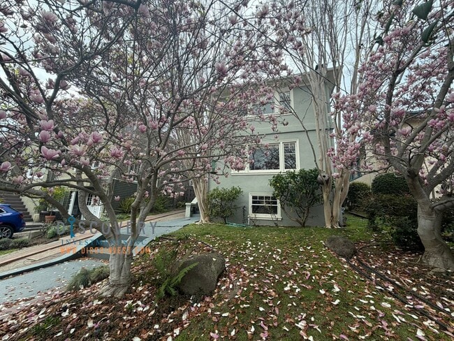 Building Photo - Lakeshore Craftsman with Detached Cottage and Versatile Bonus Rooms