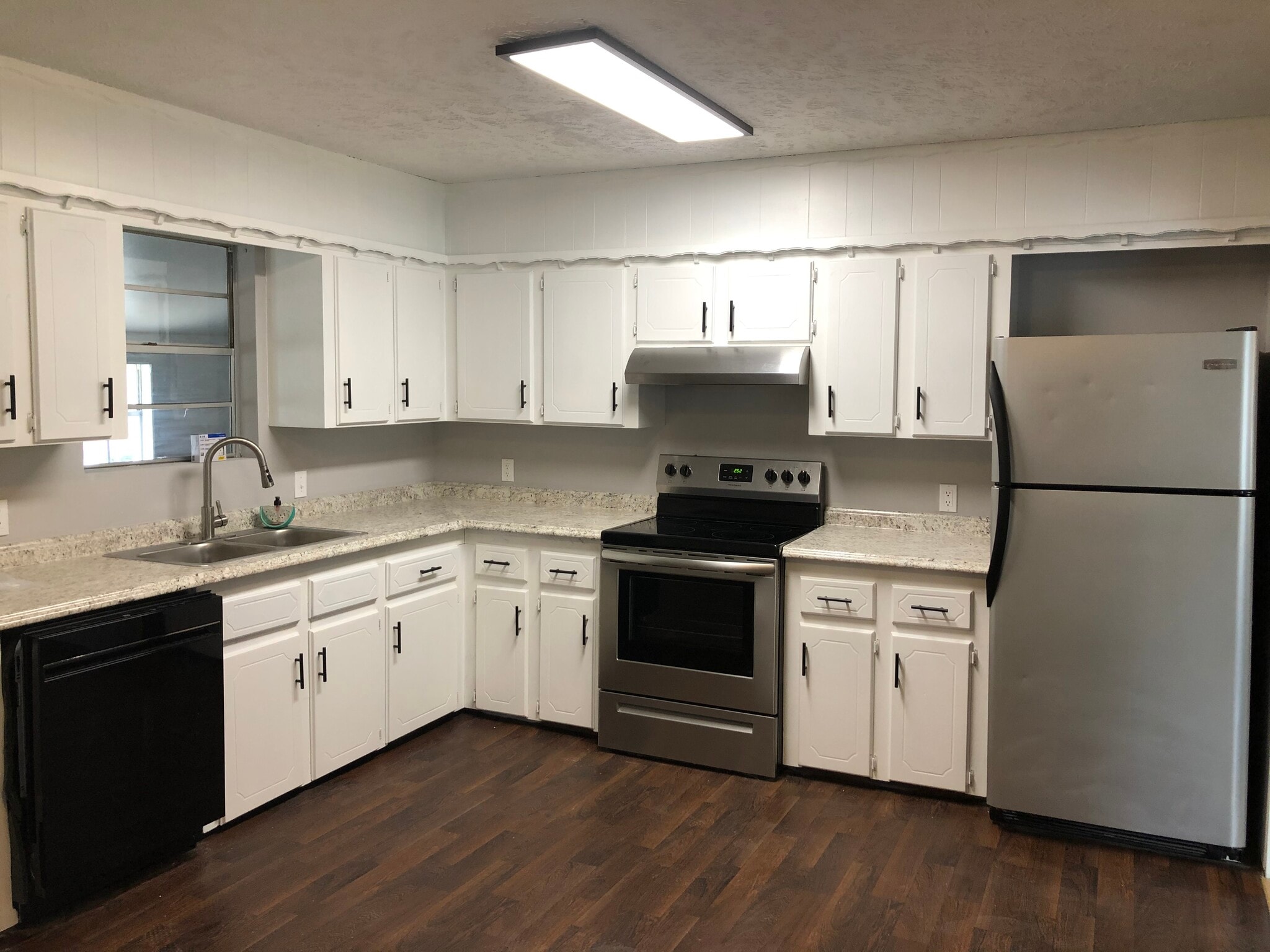 Building Photo - 907 N Osage Ave