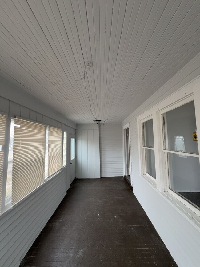 Building Photo - 960 W Delaware Ave