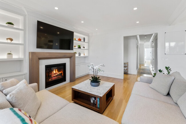 Building Photo - 736 W Melrose St