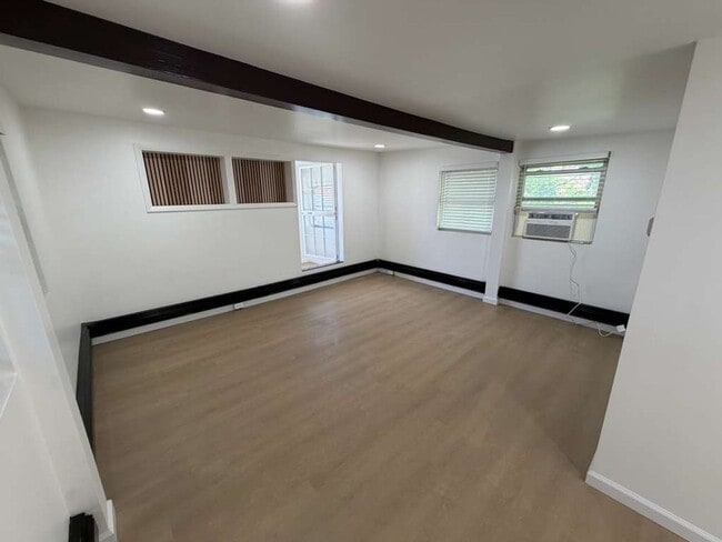 Building Photo - 1 bed/1.5 bath * Great Apt For RWJMS/Rutgers * Students Walk to New Brunswick/Highland Park Night...