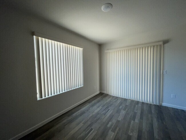 Building Photo - 4 bed 2 bath spacious home with garage BHCRENT.COM