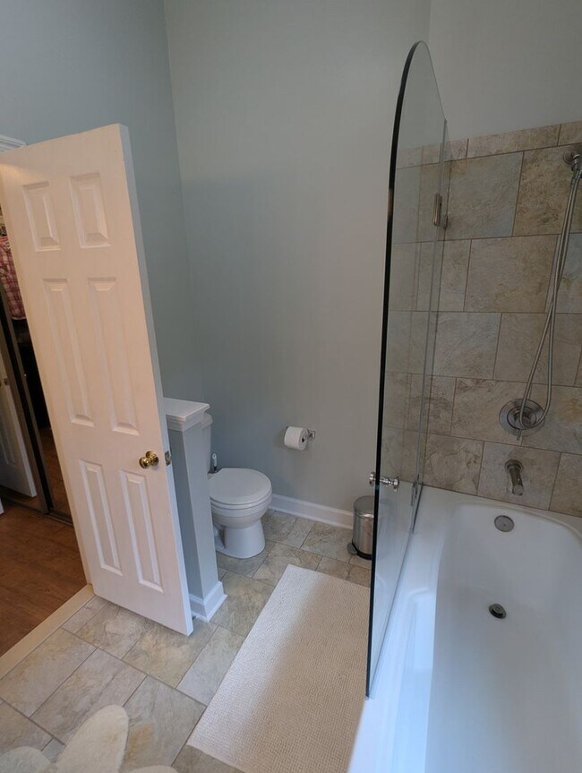Building Photo - Beautiful 3 level END UNIT townhouse that ...