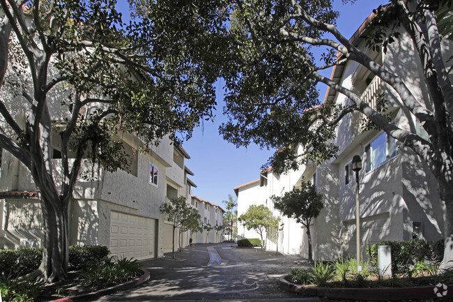 Building Photo - La Jolla Village Tennis Club