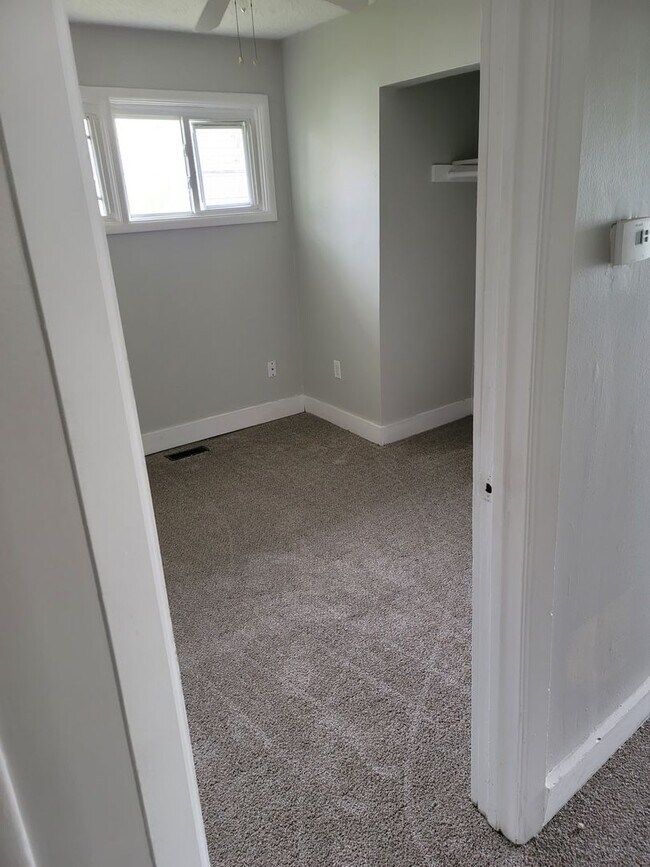 Building Photo - 4 Bedroom 1 Bathroom Single Family Home. C...