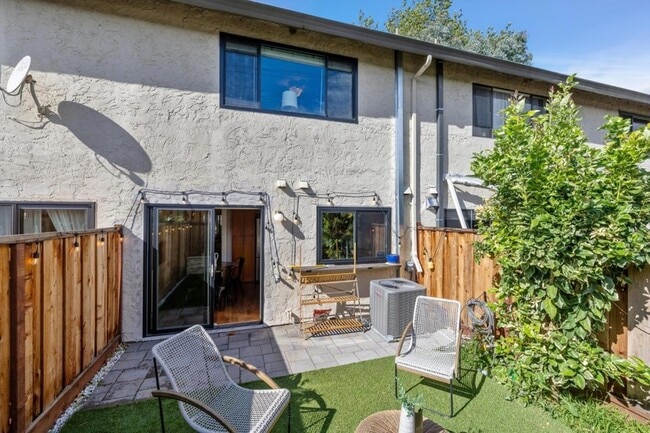 Building Photo - 646 S Ahwanee Terrace