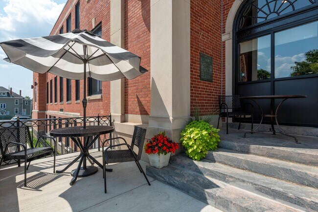 Building Photo - 301 N Mulberry St