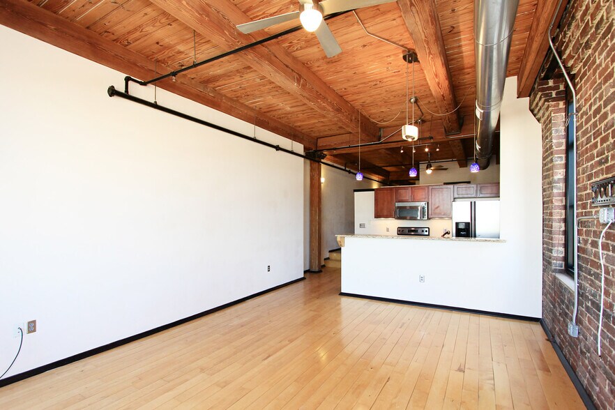 Building Photo - 220 W Jackson Ave