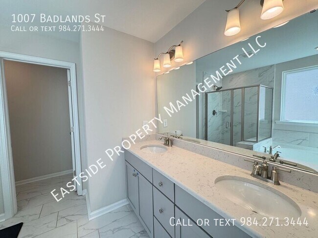 Building Photo - 1007 Badlands St