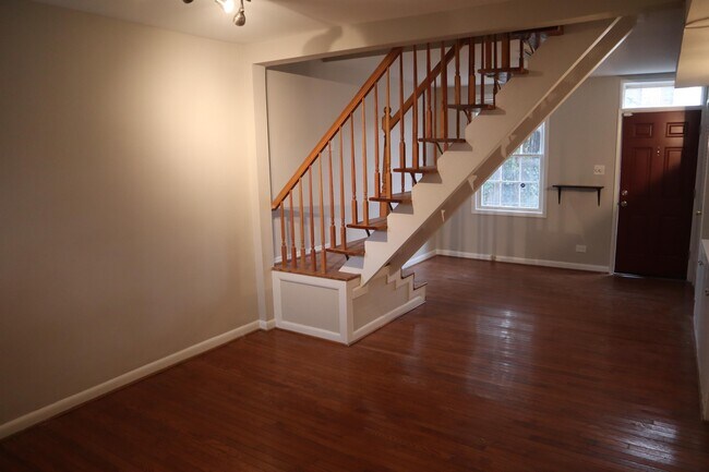Building Photo - 1124 C St NE