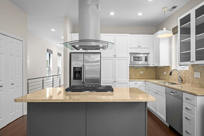 Building Photo - 876 N Hermitage Ave