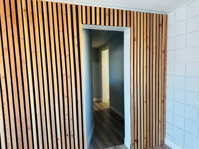 Building Photo - Spacious 3 Bedroom, 2 Bathroom Home with S...
