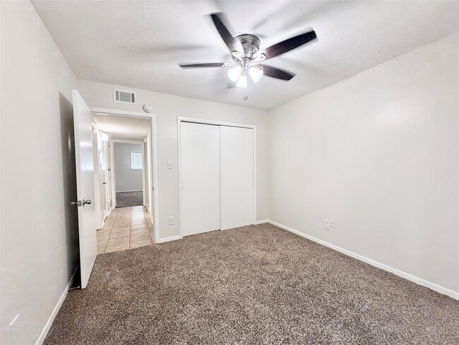 Building Photo - 500 Willow Dr