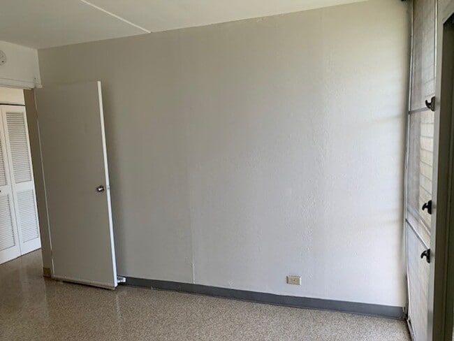 Building Photo - Hokuahi Apts - 2 Bedroom 1 Bath Unit w/ 1 ...