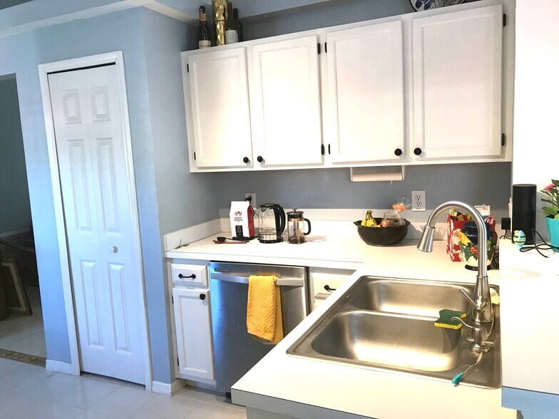 Building Photo - 499 Lancers Dr