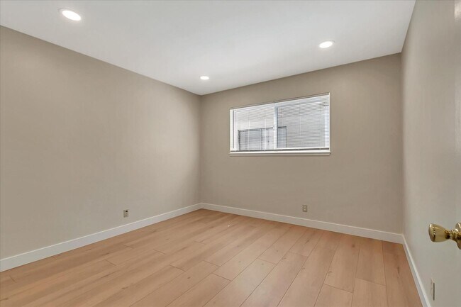 Building Photo - 557 Troy Dr