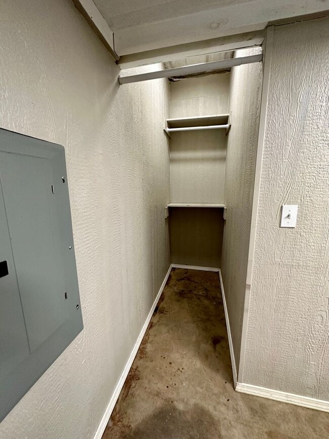 Building Photo - Shop house