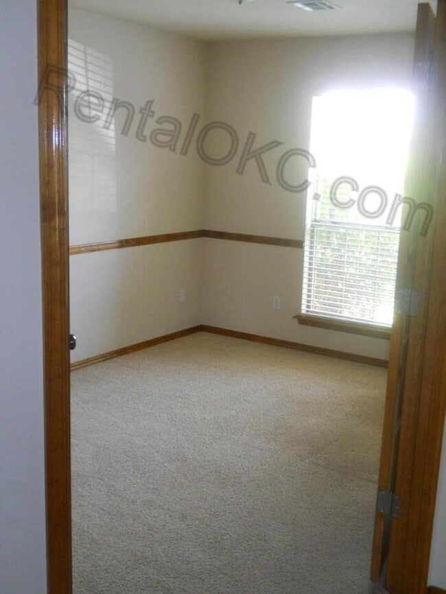 Building Photo - 3 Bed 2 Bath + Office in Moore School dist...