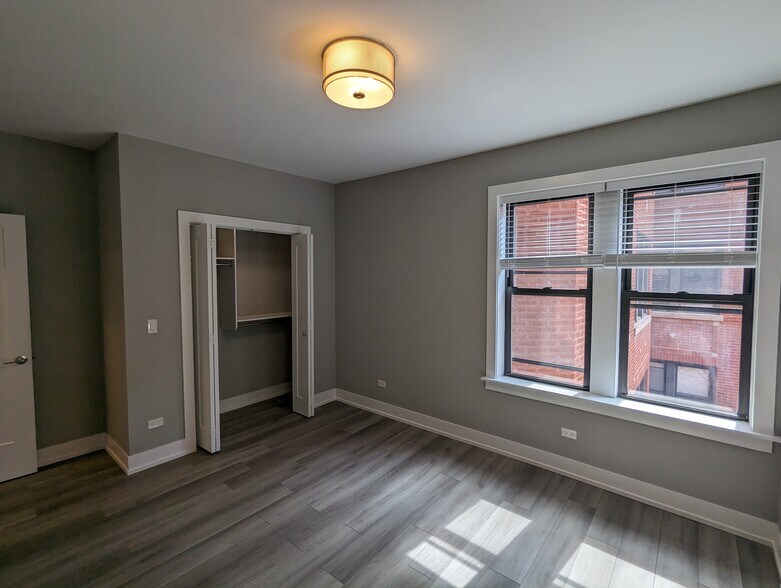 Building Photo - 3935 N Janssen Ave