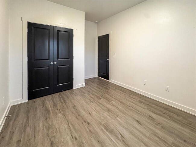Building Photo - 305 7th St