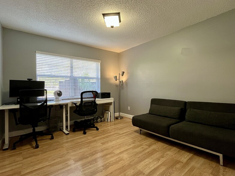 Building Photo - 13720 SW 90th Ave