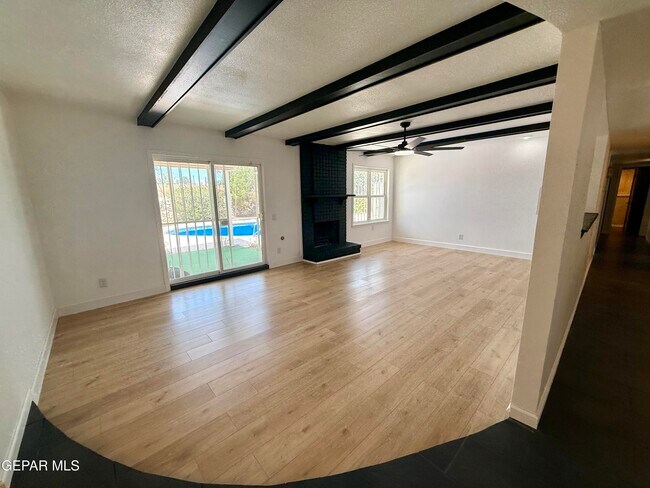 Building Photo - 1649 Lomaland Dr