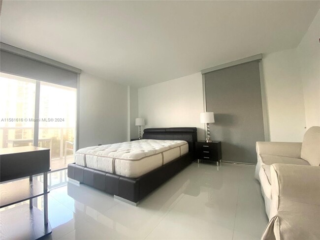 Building Photo - 3731 N Country Club Dr