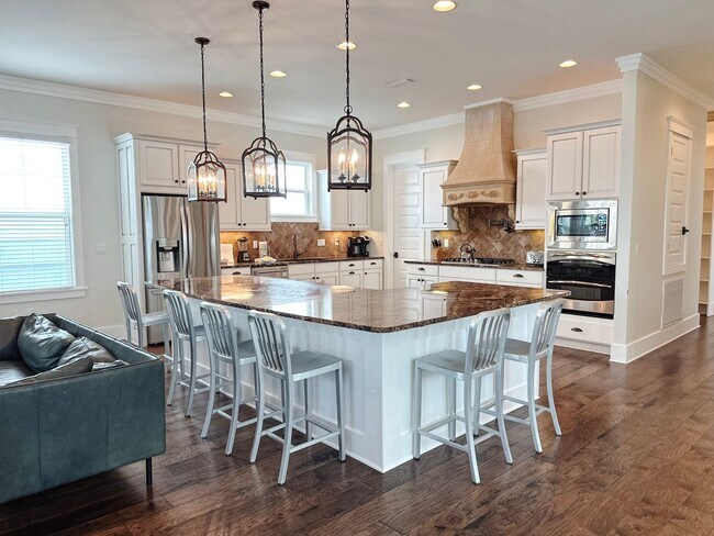 Building Photo - New, exclusive 3200 sq ft 4 bedroom/3.5bat...