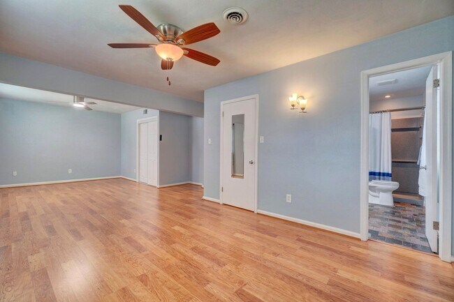 Building Photo - Fabulous 4-Bedroom Great Neck Home Ready 0...