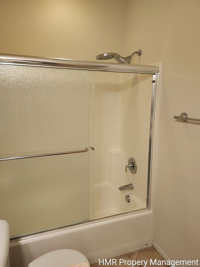 Building Photo - Modern 2-Bedroom Condo Near Victoria Gardens