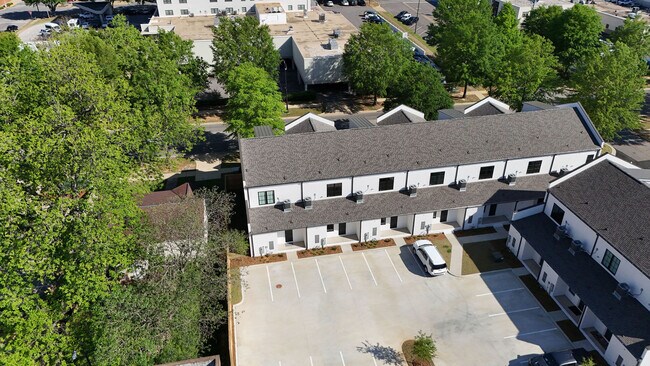 Building Photo - 2209 Paul W Bryant Dr