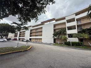 Building Photo - 8860 Fontainebleau Blvd