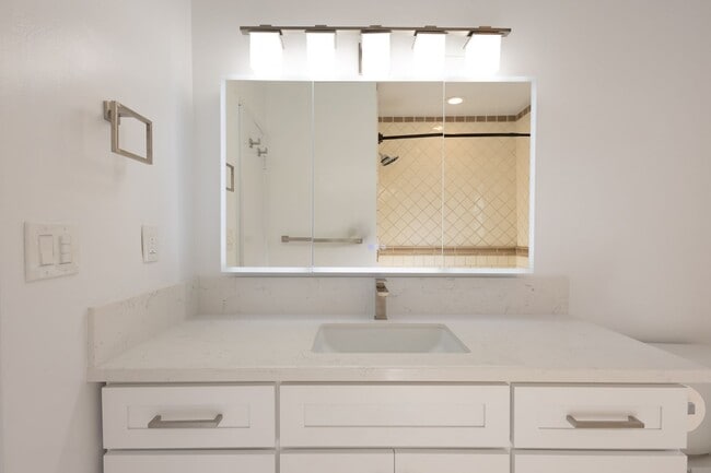 Building Photo - Freshly Renovated 3BR/2BA Pool Home – La Crescenta