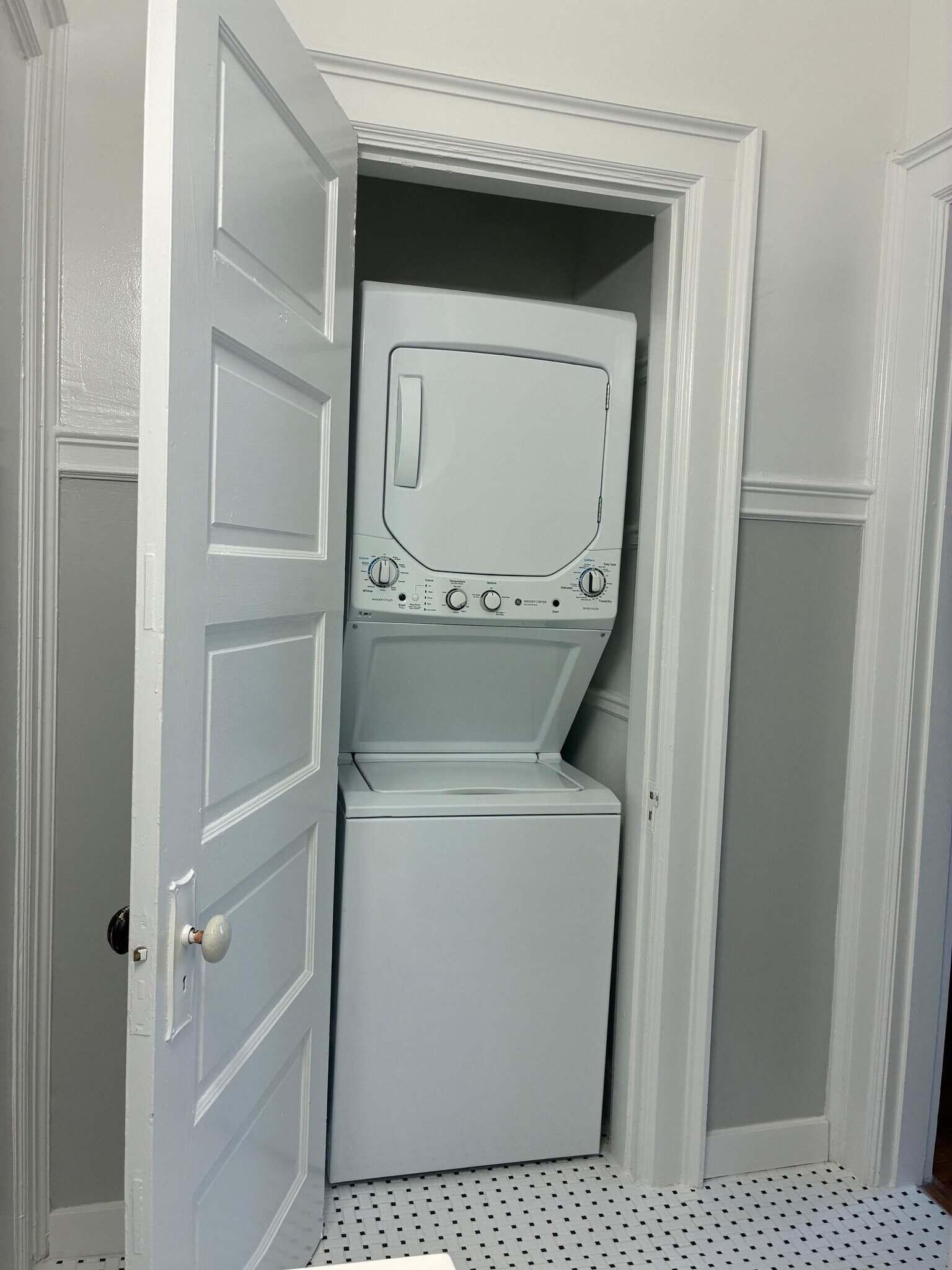 Building Photo - 2611 W Grace St