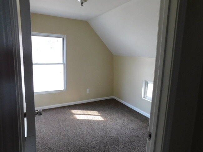 Building Photo - Private Entry Upper Unit Duplex