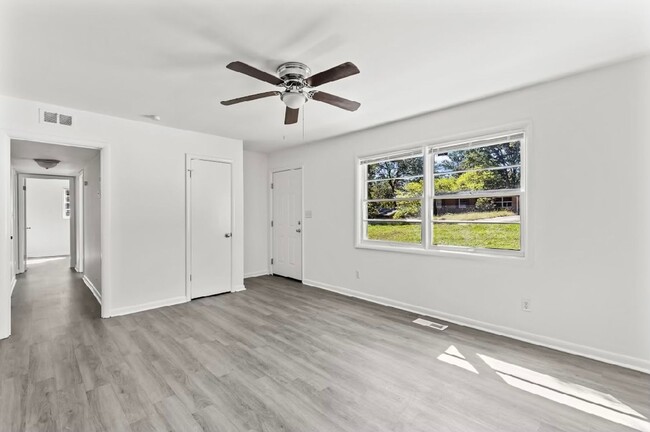 Building Photo - Newly renovated 4 bedroom 2 bath home with...