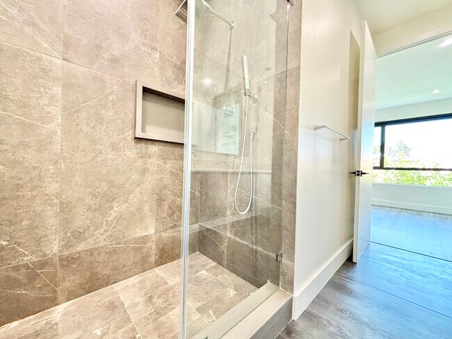 Building Photo - 18303 Oakbury Cir